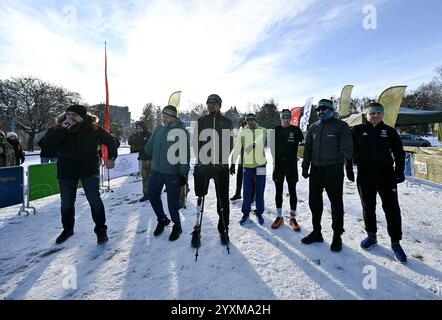 LVIV, UKRAINE - 14 DÉCEMBRE 2024 - les participants assistent à la cinquième course Kordon dans le parc de culture et de loisirs Bohdan Khmelnytskyi, Lviv, dans l'ouest de l'Ukraine. La Kordon Race est à la fois une course à obstacles et des masterclasses visant à s’adapter à la vie dans un pays en guerre. Banque D'Images