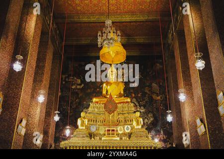 Bangkok, Thaïlande - 29 novembre 2024 : sculpture antique de Bouddha assis au complexe du temple Wat Pho, statue de bouddha dorée Banque D'Images