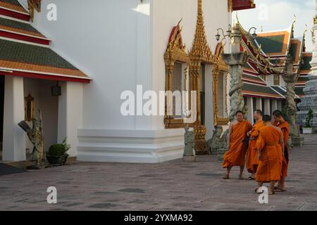 Bangkok, Thaïlande - 29 novembre 2024 : jeune moine, jeune moine bouddhiste au temple Wat pho Banque D'Images