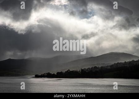 Nuages d'orage et rayons de soleil sur l'estuaire de Conwy, au nord du pays de Galles Banque D'Images