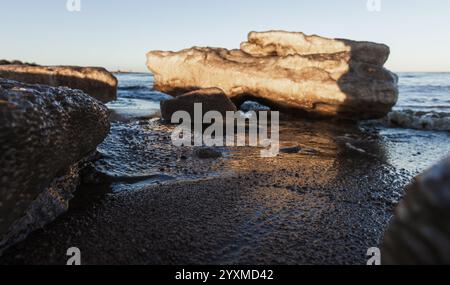 Des floes de glace fondantes sales reposent sur la côte de la mer Baltique, photographie de fond d'hiver naturelle Banque D'Images