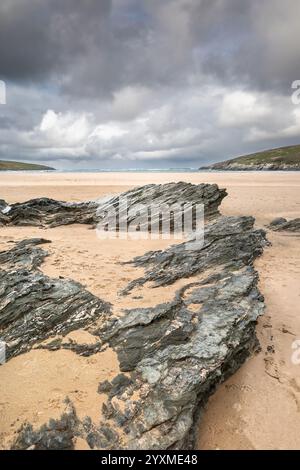 Roches exposées par les fortes marées à Crantock Beach à Newquay en Cornouailles au Royaume-Uni. Banque D'Images