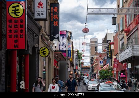 27.10.2024, Melbourne, Victoria, Australie - on voit des gens marcher sur Little Bourke Street dans le quartier Chinatown devant des commerces de détail. La Chine Banque D'Images