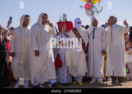 Merzouga, Maroc, 12, 6, 2023. Un mariage berbère traditionnel a lieu à la périphérie du village. Au centre, la mariée et le marié entourés Banque D'Images