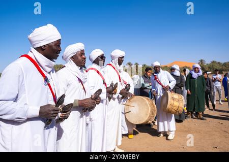 Merzouga, Maroc, 12, 6, 2023. Un mariage berbère traditionnel a lieu à la périphérie du village. Un groupe de musiciens gnawa joue de la musique folklorique Banque D'Images