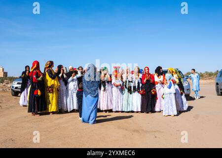 Merzouga, Maroc, 12, 6, 2023. Un mariage berbère traditionnel a lieu à la périphérie du village. La mariée est entourée de famille et d'ami Banque D'Images