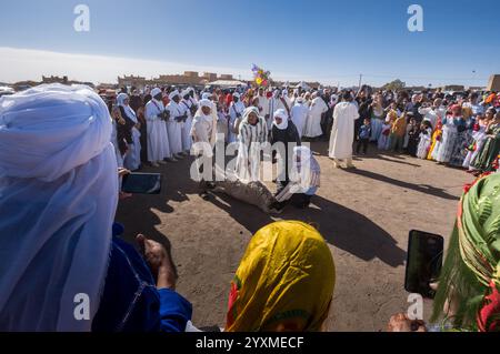 Merzouga, Maroc, 12, 6, 2023. Un mariage berbère traditionnel a lieu à la périphérie du village. il y a un agneau à sacrifier après t Banque D'Images