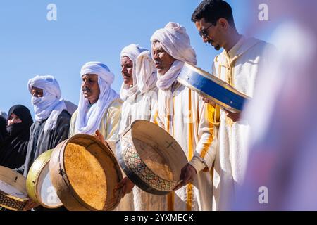 Merzouga, Maroc, 12, 6, 2023. Un mariage berbère traditionnel a lieu à la périphérie du village. Un groupe de musiciens joue et chante du folk mus Banque D'Images