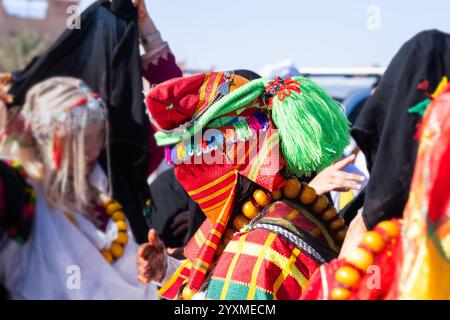 Merzouga, Maroc, 12, 6, 2023. Une jeune mariée béret marocaine vêtue de costumes de gala traditionnels dans Un mariage berbère traditionnel qui a lieu o Banque D'Images