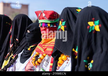 Merzouga, Maroc, 12, 6, 2023. Une jeune mariée en deuil entourée de femmes vêtues de costumes de gala traditionnels dans Un mariage berbère traditionnel qui ta Banque D'Images