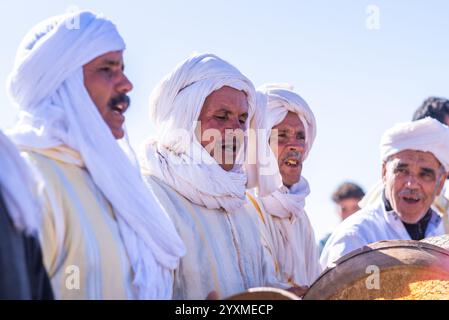 Merzouga, Maroc, 12, 6, 2023. Un mariage berbère traditionnel a lieu à la périphérie du village. Un groupe de musiciens gnawa joue et chante fo Banque D'Images