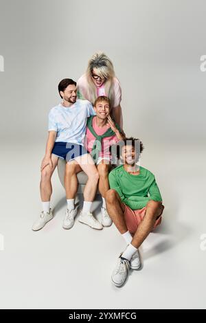 Un groupe coloré de quatre personnes exprime leur joie et leur soutien à la communauté LGBTQ. Banque D'Images