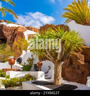 Nazaret, Lanzarote, Îles Canaries, Espagne - 23 mars 2024 : Musée Lagomar ou Casa Omar Sharif avec jardin de cactus et piscines, construit dans des grottes rocheuses par Banque D'Images