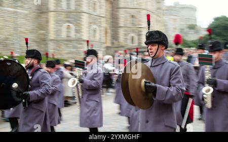 Joueur de cymbale faisant partie de la bande régimentaire des gardes à pied, Division des ménages lors de la cérémonie de la relève de la garde, château de Windsor, Royaume-Uni Banque D'Images