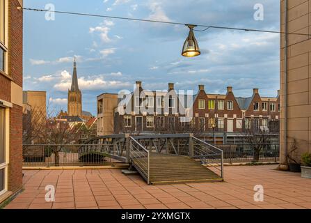 Vue de Doesburg, Province Gelderland, pays-Bas. Église Martinikerk vue du quartier résidentiel moderne Banque D'Images