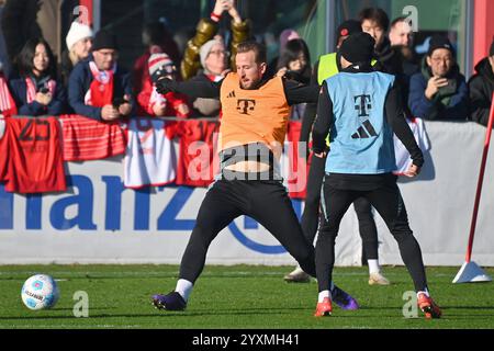 Harry KANE Bayern Muenchen, Aktion,Zweikampf, Oeffentliches Training FC Bayern Muenchen auf dem Trainingsgelaende an der Saebener Strasse AM 17.12..2024. Fussball 1. Bundesliga,saison 2024/2025 *** Harry KANE Bayern Muenchen, action, duel, entraînement public FC Bayern Muenchen sur le terrain d'entraînement de Saebener Strasse le 17 12 2024 Football 1 Bundesliga, saison 2024 2025 Banque D'Images