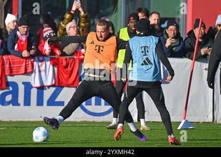 Harry KANE Bayern Muenchen, Aktion,Zweikampf, Oeffentliches Training FC Bayern Muenchen auf dem Trainingsgelaende an der Saebener Strasse AM 17.12..2024. Fussball 1. Bundesliga,saison 2024/2025 *** Harry KANE Bayern Muenchen, action, duel, entraînement public FC Bayern Muenchen sur le terrain d'entraînement de Saebener Strasse le 17 12 2024 Football 1 Bundesliga, saison 2024 2025 Banque D'Images