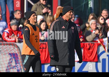 v.Li:Leroy SANE Bayern Muenchen, entraîneur Vincent KOMPANY Bayern Muenchen, lacht,lachen,lachend,optimistisch,gutgelaunt, Oeffentliches Training FC Bayern Muenchen auf dem Trainingsgelaende an der Saebener Strasse AM 17.12..2024. Fussball 1. Bundesliga,saison 2024/2025 *** de gauche à droite Leroy SANE Bayern Muenchen , entraîneur Vincent KOMPANY Bayern Muenchen , rire,sourire,rire,optimiste,bonne humeur, formation publique FC Bayern Muenchen sur le terrain d'entraînement à Saebener Strasse le 17 12 2024 Soccer 1 Bundesliga,saison 2024 2025 Banque D'Images