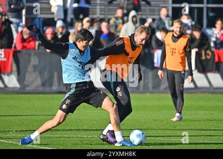 Harry KANE Bayern Muenchen, Aktion, Zweikampf gegen Minjae KIM FC Bayern Muenchen. Oeffentliches Training FC Bayern Muenchen auf dem Trainingsgelaende an der Saebener Strasse AM 17.12..2024. Fussball 1. Bundesliga,saison 2024/2025 *** Harry KANE Bayern Muenchen , action,duel contre Minjae KIM FC Bayern Muenchen entraînement public FC Bayern Muenchen sur le terrain d'entraînement à Saebener Strasse le 17 12 2024 Football 1 Bundesliga,saison 2024 2025 Banque D'Images