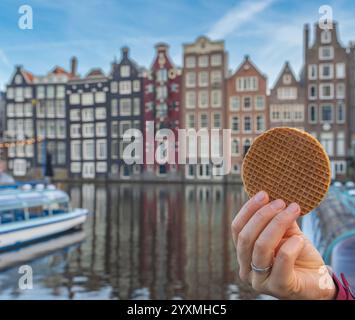 Stroopwafel hollandais traditionnel devant des maisons pittoresques à Amsterdam Banque D'Images