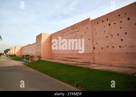 mur de la ville de marrakech ville rouge à la porte de bab el jdid marrakech, maroc Banque D'Images