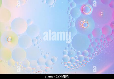 Fond pastel doux avec des bulles d'huile translucides dans les tons rose, bleu et violet. Idéal pour les designs créatifs, les concepts cosmétiques et les vi modernes Banque D'Images