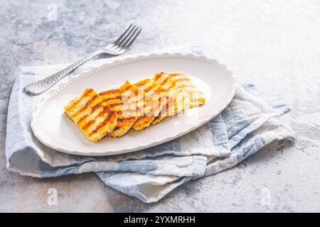Fromage halloumi grillé sur l'assiette de service Banque D'Images