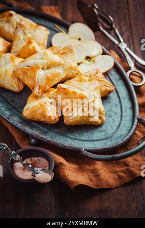 Pâte feuilletée maison fourrée de mousse de pomme et de cannelle Banque D'Images