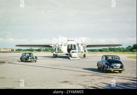 Voitures en cours de chargement sur un avion cargo transmanche Silver City Airways, aéroport du Touquet, France, Europe juillet 1961 Banque D'Images