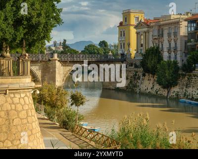 Murcie, Espagne - le pont de Los Peligros, ou le vieux pont, est le plus ancien pont de Murcie et a été construit en 1741 avec les taxes collectées sur la soie. IT Banque D'Images