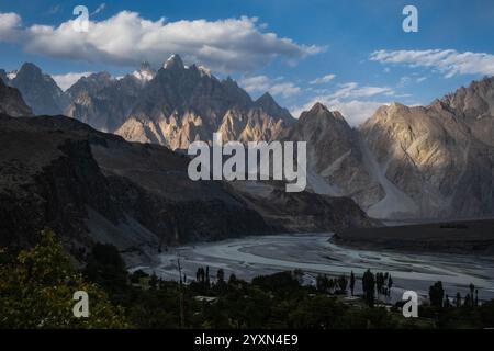 Vue du village passu et des cônes passu, passu, Gojal, Baltistan, Pakistan Banque D'Images
