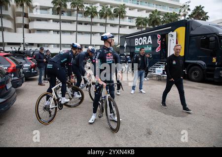 Palma, Espagne. 17 décembre 2024. Membres de l'équipe Red Bull - Bora - hansgrohe lors du briefing avant une séance d'entraînement pendant leur camp d'hiver. Crédit : Clara Margais/dpa/Alamy Live News Banque D'Images