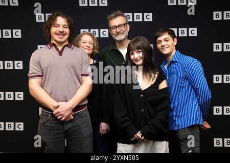 (De gauche à droite) Daniel Roche, Claire Skinner, Hugh Dennis, Ramona Marquez et Tyger Drew Honey lors d'un appel photo pour le spécial de Noël surnumériquement surpassé, à BBC One et iPlayer le lendemain de Noël à 21:40, à BBC Broadcasting House à Londres. Date de la photo : lundi 16 décembre 2024. Banque D'Images