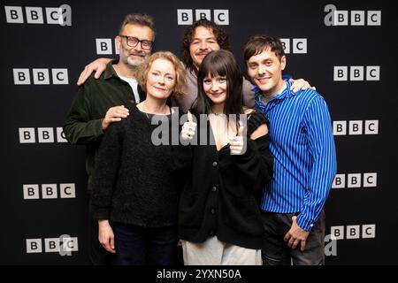 (De gauche à droite) Hugh Dennis, Claire Skinner, Daniel Roche, Ramona Marquez et Tyger Drew Honey, lors d'un appel photo pour le spécial de Noël surnumériquement, à BBC One et iPlayer le lendemain de Noël à 21:40, à BBC Broadcasting House à Londres. Date de la photo : lundi 16 décembre 2024. Banque D'Images