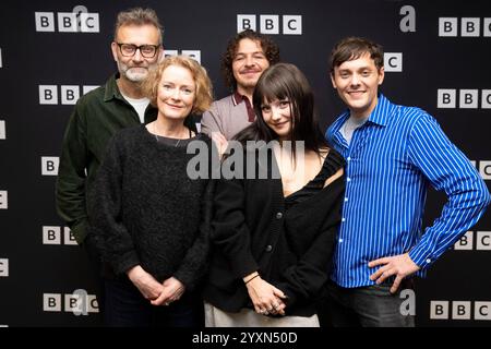 (De gauche à droite) Hugh Dennis, Claire Skinner, Daniel Roche, Ramona Marquez et Tyger Drew Honey, lors d'un appel photo pour le spécial de Noël surnumériquement, à BBC One et iPlayer le lendemain de Noël à 21:40, à BBC Broadcasting House à Londres. Date de la photo : lundi 16 décembre 2024. Banque D'Images