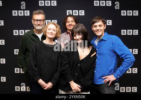 (De gauche à droite) Hugh Dennis, Claire Skinner, Daniel Roche, Ramona Marquez et Tyger Drew Honey, lors d'un appel photo pour le spécial de Noël surnumériquement, à BBC One et iPlayer le lendemain de Noël à 21:40, à BBC Broadcasting House à Londres. Date de la photo : lundi 16 décembre 2024. Banque D'Images