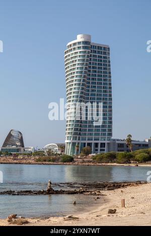 Ayia Napa, Chypre - 15 novembre 2024 : la Tour est de Ayia Napa Marina est un gratte-ciel torsadé de 115 mètres. Banque D'Images