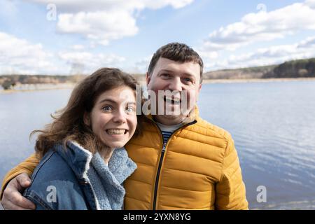 Portrait de papa de plus de 40 ans avec fille adulte, adolescent de 18 ans, jouant autour et riant, faisant des visages drôles. Relations amicales joyeuses dans Famil Banque D'Images