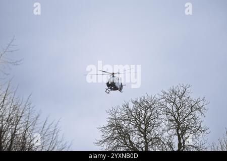 Approche d'atterrissage du nouvel hélicoptère de police H145 d'Airbus Helicopters, qui a été repris par l'escadron d'hélicoptères de police de Saxe pour le qual Banque D'Images