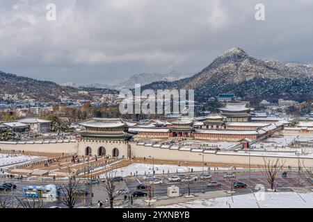 Vue panoramique sur le palais de Gyeongbokgung, le palais principal de la dynastie Joseon, et une attraction touristique majeure à Séoul. Banque D'Images