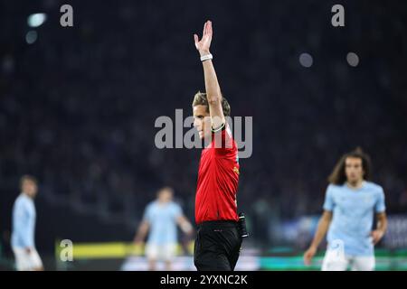 Rome, Italie. 16e DIC, 2024. L'arbitre Daniele Chiffi fait des gestes lors du championnat italien Serie A match de football entre SS Lazio et FC stagiaire Banque D'Images