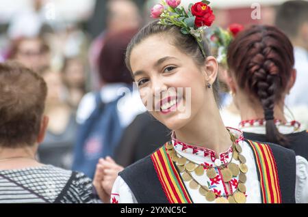 Vêtements traditionnels pour femmes. Une jeune femme en costume folklorique bulgare Banque D'Images