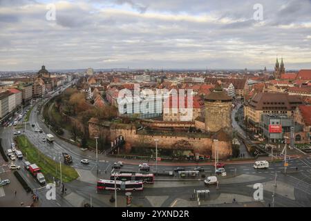 Vue plongeante sur la place de la gare avec Koenigstor, Koenigstrasse, vieille ville avec marché artisanal, mur de la ville, Frauentorgraben avec opéra hous Banque D'Images