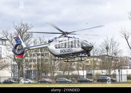 Approche d'atterrissage du nouvel hélicoptère de police H145 d'Airbus Helicopters, qui a été repris par l'escadron d'hélicoptères de police de Saxe pour le qual Banque D'Images