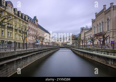 Paysage urbain en hiver. Paysage urbain avec des bâtiments historiques dans une vieille ville de la période baroque. Cityscape Karlovy Vary, République tchèque, Europe Banque D'Images