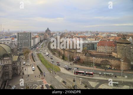 Vue plongeante de la gare principale, Frauentorgraben avec opéra, rempart de la ville, Koenigstor, Bahnhofsplatz, Nuremberg, moyenne Franconie, Fran Banque D'Images