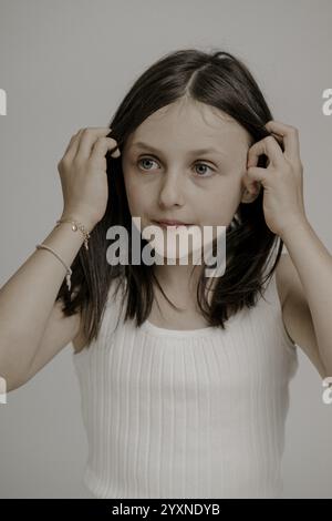 Fille aux cheveux foncés, 10 ans, en portrait Banque D'Images