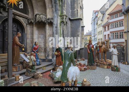 Scène de la Nativité avec des figures sculptées grandeur nature devant l'église St Venceslas, vieille ville de Naumburg Saale, Saxe-Anhalt, Allemagne, Europe Banque D'Images