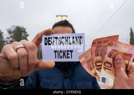 Bavière, Allemagne - 17 décembre 2024 : image symbolique de l'ajustement futur du prix du Deutschlandticket à 58 euros, en référence au financement et à la promotion de la mobilité dans les transports publics locaux à partir de 2025. Cette image représente le changement dans la structure des prix et le redressement de la mobilité durable en Allemagne. PHOTOMONTAGE *** Symbolbild für die zukünftige Preisanpassung des Deutschlandtickets auf 58 Euro, mit Bezug auf die Finanzierung und Mobilitätsförderung im öffentlichen Nahverkehr ab 2025. Dieses Bild steht für die Veränderung im Preisgefüge und die nachhaltige Mobilitätswende Banque D'Images