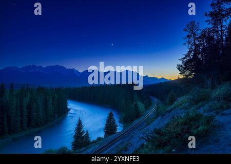 Vénus et mars au crépuscule de la soirée au-dessus des montagnes Rocheuses dans le parc national Banff, Canada. Banque D'Images